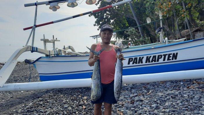 Di Bawah Pengaruh Melambungnya Harga BBM, Para Nelayan Les Bali Takluk Pada Pendapatan Yang Rendah.